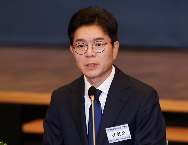 정원오 더불어민주당 서울시장 후보가 14일 오전 서울 중구 대한상공회의소 국제회의장에서 열린 한국신문방송편집인협회 초청 포럼에 참석해 모두발언을 하고 있다. 뉴스1