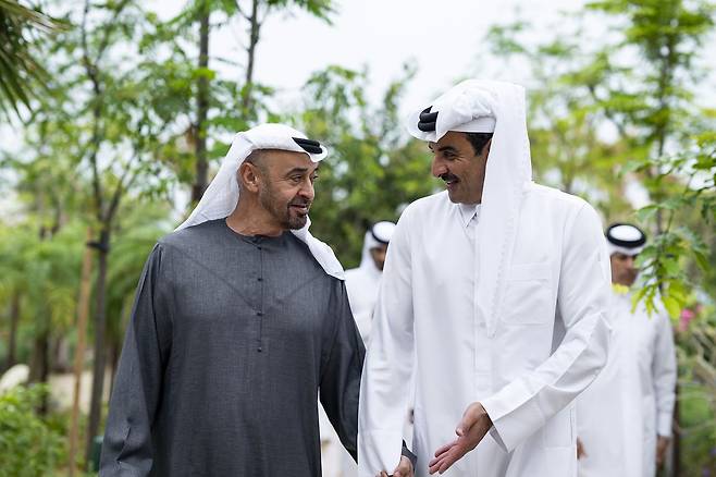 모하메드 빈 자야드 알 나흐얀 아랍에미리트(UAE) 대통령(왼쪽)이 3월 31일(현지시간) 아랍에미리트 아부다비에서 타밈 빈 하마드 알사니 카타르 국왕과 회담하고 있다. 신화=연합뉴스