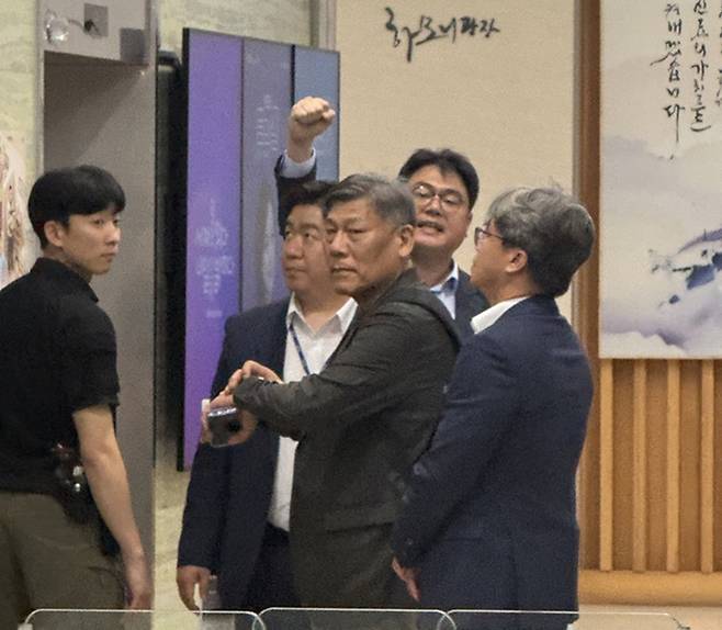 이승철 언론노조 KBS본부장(오른쪽 두번째)이 황근 KBS 이사(가운데)를 향해 박장범 사장 임명 취소를 촉구하고 있다. /김한내 기자