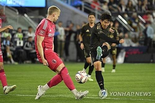 ▲ 14일(한국시간) 미국 미주리주 세인트루이스의 에너자이저 파크에서 열린 2026 MLS 원정 경기에서 손흥민(LAFC)이 슛팅을 하고 있다. [Imagn Images=연합뉴스]