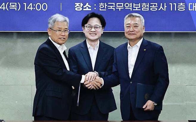 김동철 한국전력공사 사장, 김정관 산업통상부 장관, 김회천 한국수력원자력 사장(왼쪽부터)이 14일 서울 종로구 한국무역보험공사에서 열린 ‘2026년 1차 원전수출전략협의회’에서 기념 촬영하고 있다. 산업부 제공