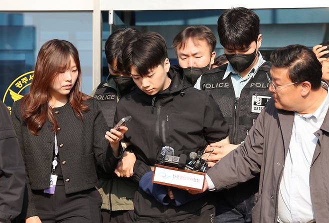살인·살인미수 혐의를 받는 장윤기(23) 씨가 14일 광주 서부경찰서에서 검찰로 송치되고 있다. 연합뉴스