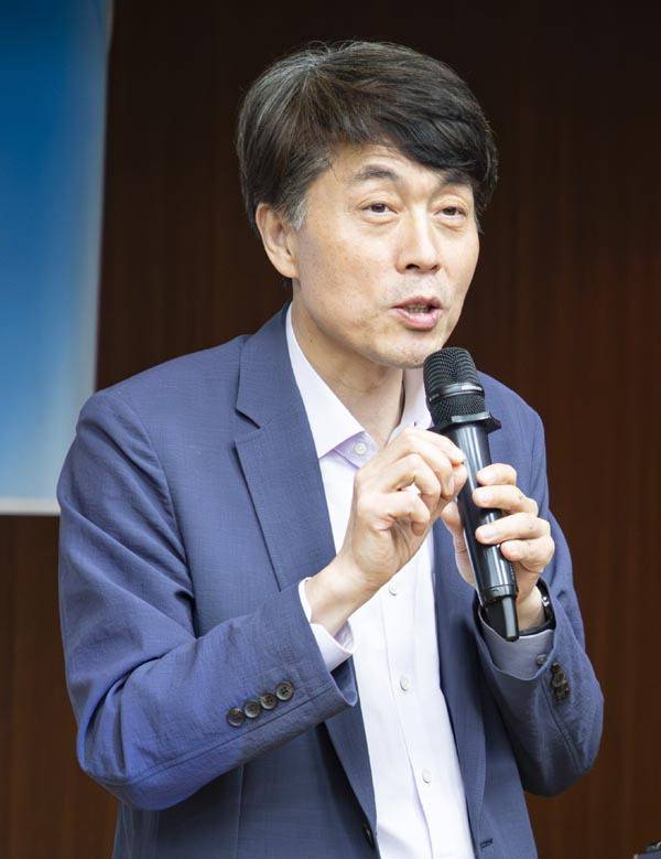 13일 부산 롯데호텔에서 열린 국제아카데미 23기 9주차 모임에서 진재운 영화감독이  ‘생태문명 대전환 & 하나뿐인 지구’를 주제로 강연하고 있다.  김진재 프리랜서