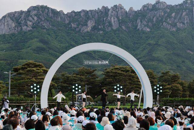 지난 9일 강원도 고성 소노 델피노 야외광장에서 트로트 가수 장민호가 퍼포먼스를 선보이고 있다. 여기어때가 준비한 아홉 번째 콘서트팩 ‘효덕 여행’의 일환으로 진행됐다. 숙박과 공연, 지역 체험을 결합했다. 여기어때 제공