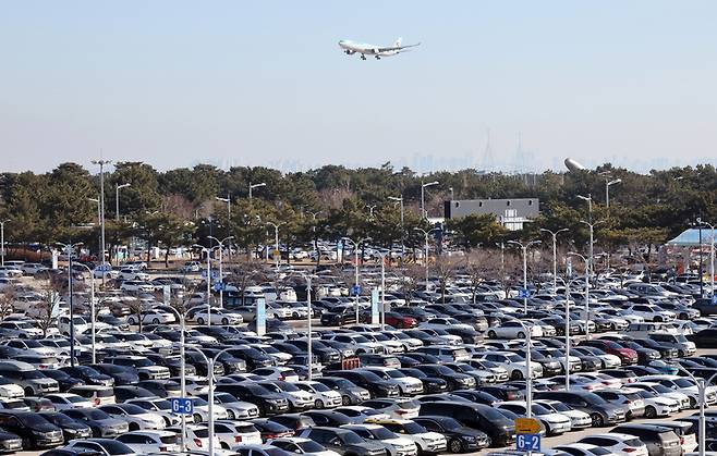 차량으로 꽉 찬 인천공항 주차장 / 사진=연합뉴스