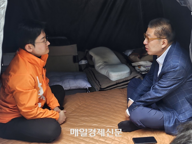 박형준 국민의힘 부산시장 후보(오른쪽)가 지난 11일 오후 정이한 개혁신당 부산시장 후보를 찾아 이야기를 듣고 있다. 김진룡 기자