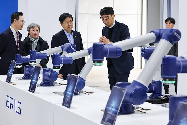 구윤철 경제부총리 겸 재정경제부 장관이 5일 글로벌 로봇전문 기업인 인천 연수구 브릴스를 찾아 협동로봇을 둘러보고 있다. 2026.2.5/뉴스1