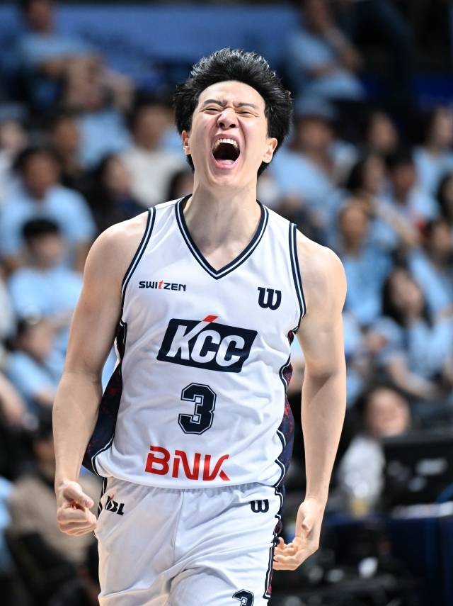 허웅은 이번 챔피언결정전에서 5경기 모두 출전, 평균 35분 54초 동안 18.6점 3.4리바운드 2.2어시스트를 기록했다. 무려 47.9%의 성공률로 4.6개의 3점슛을 성공시키기도 했다. 말 그대로 괴물 같은 활약. 특히 소노의 추격 흐름을 끊는 3점슛은 소름 돋을 정도로 날카로웠다. 사진=KBL 제공