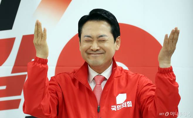 [세종=뉴시스] 강종민 기자 = 장동혁 국민의힘 대표가 14일 세종시 나성동에서 열린 최민호 세종시장 후보 선대위 발대식에서 축사를 하던 중 환호를 유도하고 있다. 2026.05.14. ppkjm@newsis.com /사진=강종민