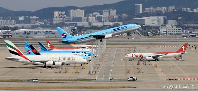 지난달 16일 인천국제공항 계류장에서 항공기가 이륙하고 있다. /사진=뉴스1