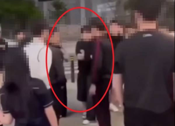 중학생 무리가 길에서 담배를 피우며 이를 제지하는 중년 남성에게 폭언을 내뱉는 모습이 공개됐다. 사진은 중년 남성에게 도발하는 중학생 모습. /사진=온라인커뮤니티