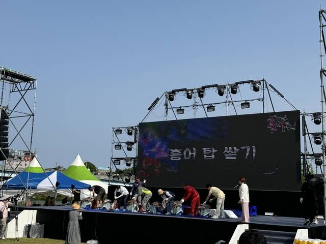 영산포 홍어축제의 이색 볼거리인 ‘홍어 탑 쌓기’에 도전한 참가자들이 무대 위에서 미끈거리는 홍어를 한 마리씩 조심스럽게 쌓아 올리고 있다.  나주시청 제공