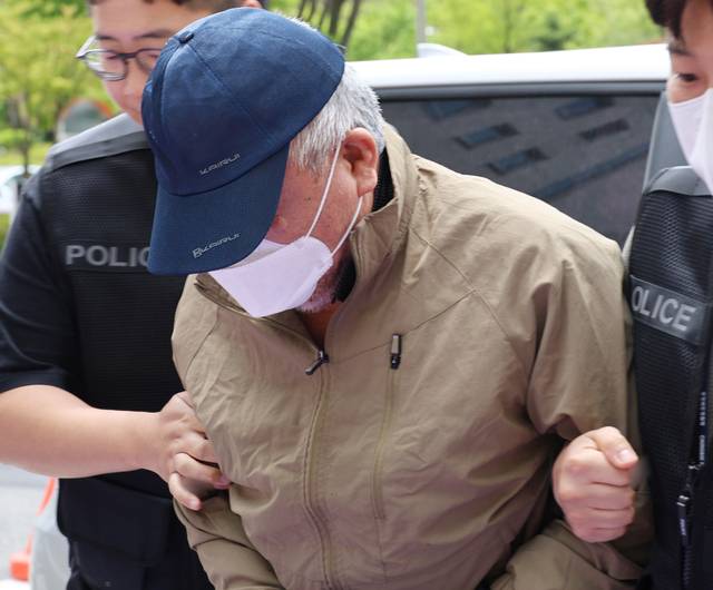 청주의 한 노래방에서 흉기를 휘둘러 1명을 살해하고 1명을 다치게 한 혐의를 받는 60대 남성이 구속 전 피의자 심문(영장실질심사)을 받기 위해 11일 청주지법에 출석하고 있다. 연합뉴스