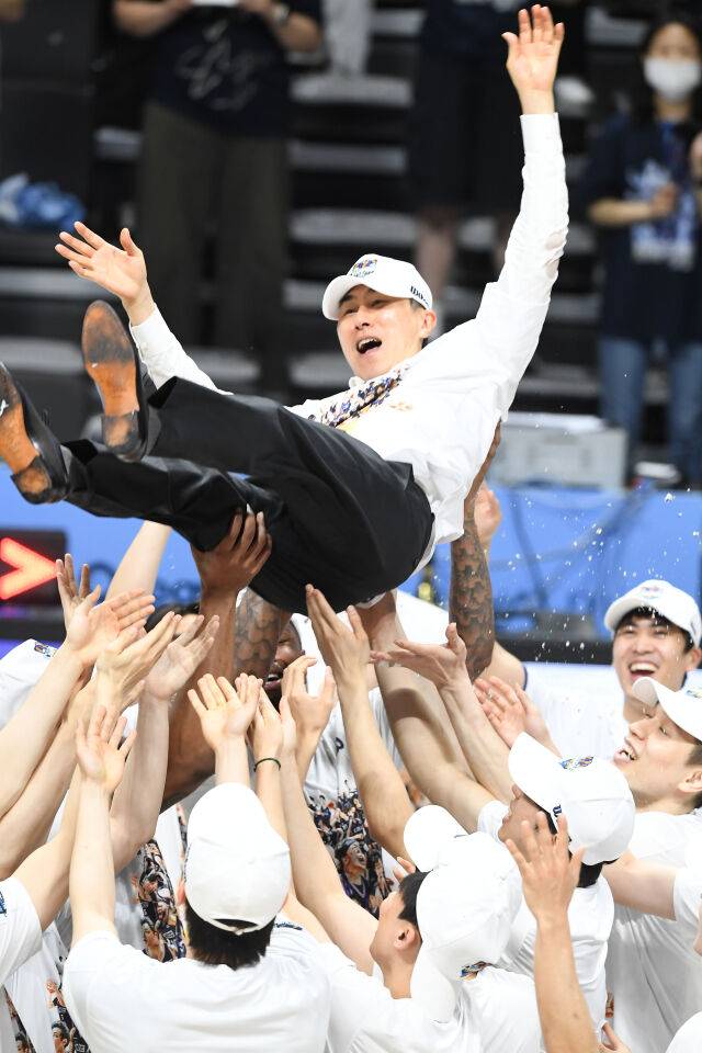 이상민 감독이 5월 13일 챔프전 우승을 차지하고 헹가래를 받고 있다./KBL 제공