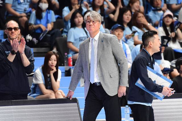 손창환 감독이 5월 13일 챔프전 5차전 경기를 지켜보고 있다./KBL 제공