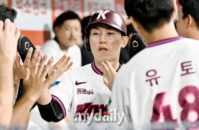 13일 오후 서울 고척스카이돔에서 진행된 '2026 프로야구 KBO리그' 키움히어로즈와 한화이글스의 경기. 키움 서건창이 1회말 1사 1,3루서 임병욱의 적시타때 홈을 밟은 뒤 덕아웃서 환호하고 있다./고척=송일섭 기자 andlyu@mydaily.co.kr