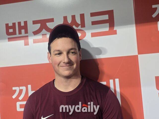 케니 로젠버그가 14일 서울 고척스카이돔에서 열릴 한화 이글스전을 앞두고 인터뷰하고 있다./고척=김진성 기자 kkomag@mydaily.co.kr
