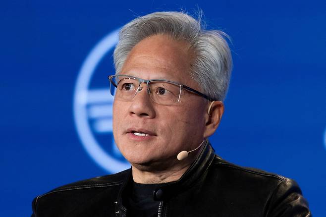 젠슨 황 엔비디아 최고경영자(CEO)가 지난 4일(현지시간) 미국 캘리포니아주 베벌리힐스에서 열린 밀켄 연구소 글로벌 컨퍼런스 2026에서 연설하고 있다. [로이터]