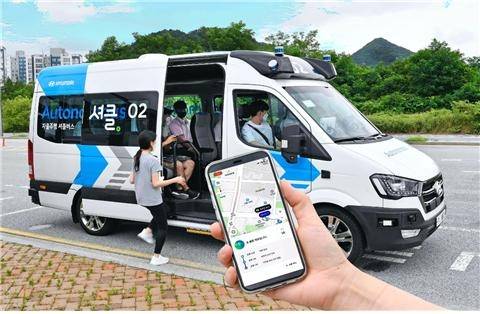 현대자동차의 ‘셔클(Shucle)’은 AI 기반 수요응답형 모빌리티 서비스로, 교통 소외 지역의 이동 편의를 개선한다. 승객이 앱으로 차량을 호출하면 AI가 최적 경로를 설정하며, 현재 세종시 등 45개 지역에서 운영 중이다. 신도시, 농어촌, 산업단지 등에서 대중교통을 보완하는 역할을 하고 있다. [현대차 제공]
