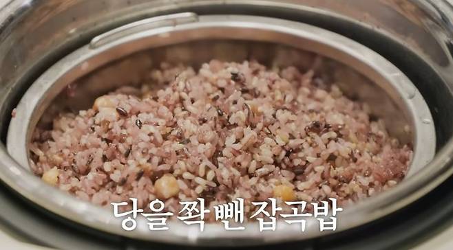 [서울=뉴시스] 잡곡밥은 식후 혈당이 치솟는 것을 방지할 수 있다. (사진=유튜브 채널 '고준희GO' 캡처) 2026.05.13.