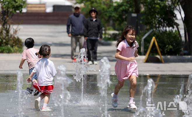 [서울=뉴시스] 김선웅 기자 = 서울 낮 최고기온이 24도를 기록하며 온화한 날씨를 보인 10일 서울 종로구 광화문광장 분수대에서 어린이들이 물놀이를 즐기고 있다. 2026.05.10. mangusta@newsis.com