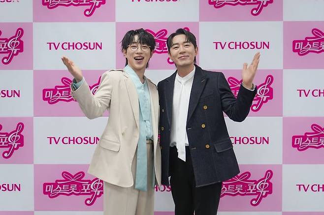[서울=뉴시스] 14일 서울 금천구 TV조선 가산스튜디오에서 열린 '미스트롯 포유' 제작발표회에서 MC를 맡은 방송인 붐과 가수 안성훈이 포즈를 취하고 있다. (사진=TV조선 제공) 2026.05.14. photo@newsis.com *재판매 및 DB 금지