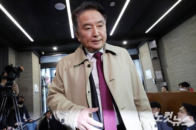 국민의힘 지방선거 공천관리위원회(공관위)로부터 컷오프(공천 배제) 통보를 받은 김영환 충북지사가 지난 3월 17일 서울 여의도 중앙당사에 항의 방문을 하고 있다. 윤창원 기자