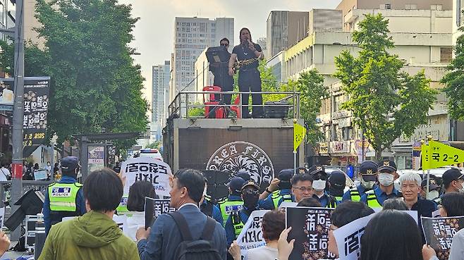 극우 유튜버 A씨가 14일 오후 4시부터 광주 동구 금남로 무등빌딩 앞에서 집회를 진행하고 있다. 독자 제공