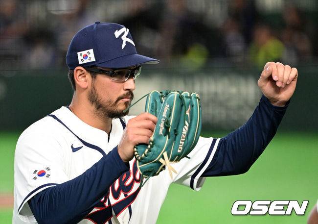 [OSEN=도쿄(일본), 손용호 기자] 8일 일본 도쿄돔에서 2026 월드베이스볼클래식(WBC) 1라운드 C조 조별리그 대한민국과 대만의 경기가 열렸다.한국은 전날(7일) 일본과의 경기에서 6-8로 석패했다. 앞서 체코전을 11-4로 잡았던 한국은 1승1패를 마크하게 됐고, 남은 대만전과 호주전에 사활을 걸어야 한다.7회초 1사 1,2루에서 한국 데인 더닝이 대만 린자정을 3루땅볼 병살로 처리하며 기뻐하고 있다. 2026.03.08 /spjj@osen.co.kr