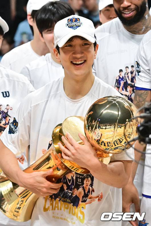 [OSEN=고양, 박준형 기자] 정규리그 6위가 챔프전 우승을 했다! 부산 KCC가 프로농구 새 역사를 썼다.&nbsp;부산 KCC는 13일 고양소노아레나에서 개최된 2025-26 LG전자 프로농구 챔피언결정전 5차전에서 고양 소노를 76-68로 제압했다. KCC는 4승 1패로 2년 만의 챔프전 우승컵 탈환에 성공했다.우승 시상식에서 KCC 허훈이 우승 트로피를 들고 미소 짓고 있다    2026.05.13 / soul1014@osen.co.kr