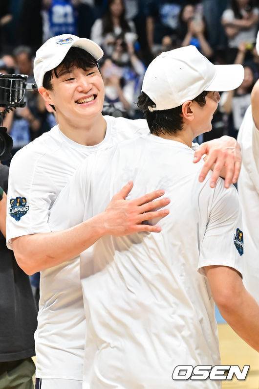 [OSEN=고양, 박준형 기자] 정규리그 6위가 챔프전 우승을 했다! 부산 KCC가 프로농구 새 역사를 썼다.&nbsp;부산 KCC는 13일 고양소노아레나에서 개최된 2025-26 LG전자 프로농구 챔피언결정전 5차전에서 고양 소노를 76-68로 제압했다. KCC는 4승 1패로 2년 만의 챔프전 우승컵 탈환에 성공했다.우승 확정 순간 KCC 허훈과 허웅이 포옹을 하고 있다.    2026.05.13 / soul1014@osen.co.kr