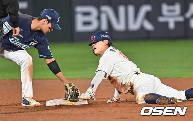 [OSEN=부산, 이석우 기자] 13일 부산 사직야구장에서 2026 신한 SOL KBO 리그 롯데 자이언츠와 NC 다이노스의 경기가 열렸다. 홈팀 롯데는 비슬리가, 방문팀 NC는 테일러가 선발 출전했다.롯데 자이언츠 황성빈이 4회말 1사 1루 고승민 타석때 2루 도루를 성공하고 있다. 2026.05.13 / foto0307@osen.co.kr