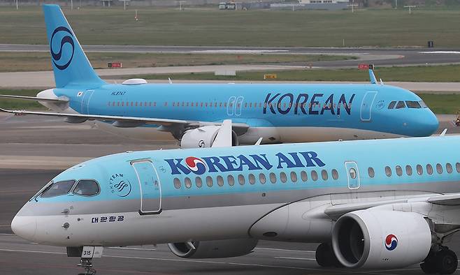 서울 강서구 김포공항 국내선 활주로에서 대한항공 여객기가 이륙 준비를 하는 모습. 뉴스1