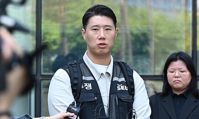 최승호 초기업노조 삼성전자지부 위원장이 지난 13일 경기 수원시 영통구 수원지방법원에서 열린 삼성전자 노조 위법 쟁의행위 금지 가처분 신청 2차 심문을 마친 뒤 취재진 질문에 답하고 있다. 뉴시스