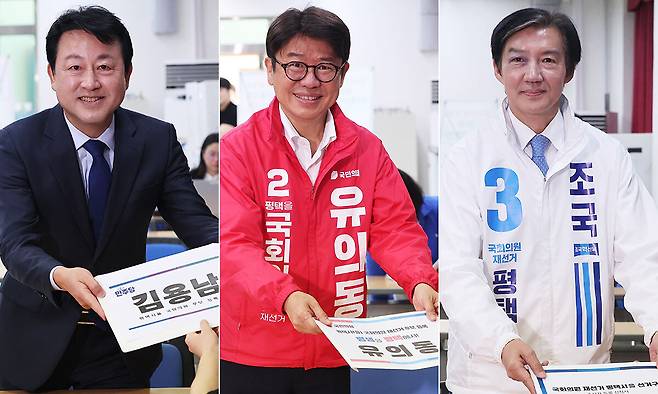 경기 평택을 국회의원 재보궐선거에 출마한 더불어민주당 김용남 후보(왼쪽부터), 국민의힘 유의동 후보, 조국혁신당 조국 후보가 공식 후보 등록 첫날인 14일 평택시선거관리위원회에서 등록 서류를 제출하고 있다. 평택=연합뉴스