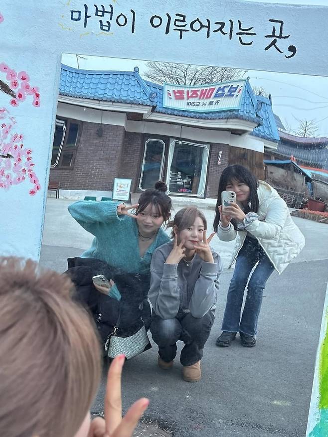 인기리에 방영됐던 TV 예능 프로그램 ‘보검 매직컬’ 촬영장 앞에서 기념 사진을 찍는 관광객들. 무주군 제공