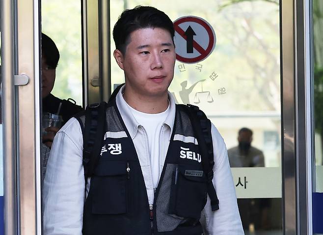 최승호 초기업노조 삼성전자지부 위원장이 13일 경기도 수원시 영통구에 위치한 수원지방법원에서 열린 삼성전자가 노조를 상대로 제기한 위법 쟁의행위 금지 가처분 신청 심문을 마치고 나오고 있다. 연합뉴스