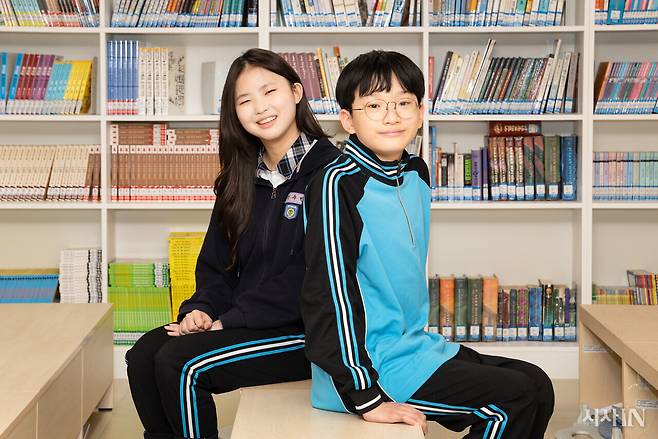 4월17일 대구시 달서구 월서중학교 도서관에서 만난 박수빈(왼쪽)·고지후 학생. 두 학생은 기후위기 대응 공론화 토론회에 미래세대로 참여했다. ⓒ김흥구