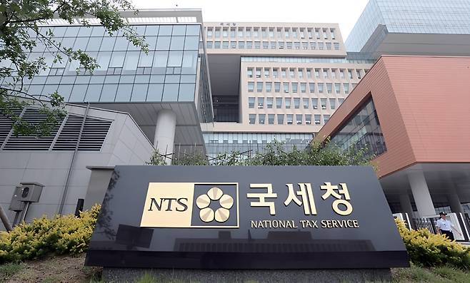14일 국세청은 종합소득세 신고 유의사항을 안내했다. 연말정산 때 공제·감면을 잘못 신고해 소득세를 적게 낸 근로자는 종합소득세 신고 기간인 다음달 1일까지 정정 신고를 해야한다. 사진은 국세청 세종청사 ⓒ국세청 제공