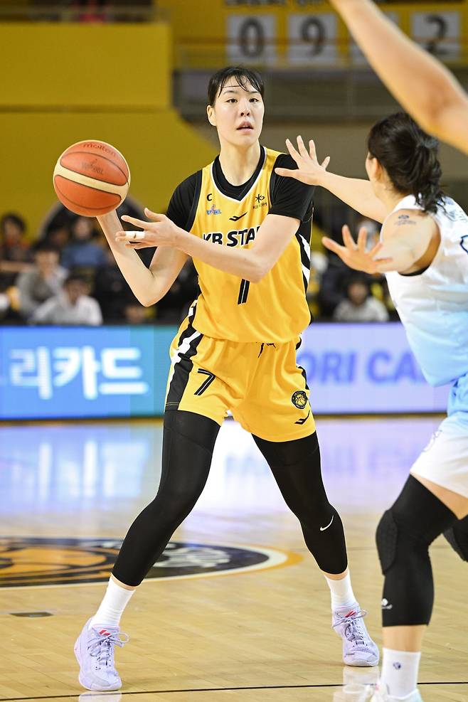KB스타즈는 14일 박지수와 계약 기간 2년, 연간 총액 5억 원에 FA 계약을 체결했다. 5억 원의 연간 총액은 WKBL 역대 최고액이다. 사진제공ㅣWKBL