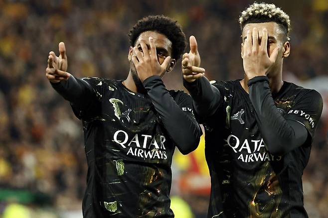 PSG 이브라힘 음바예(왼쪽)와 데지레 두에가 14일 랑스전에서 골을 넣은 뒤 함께 세리머니하고 있다. AFP연합뉴스