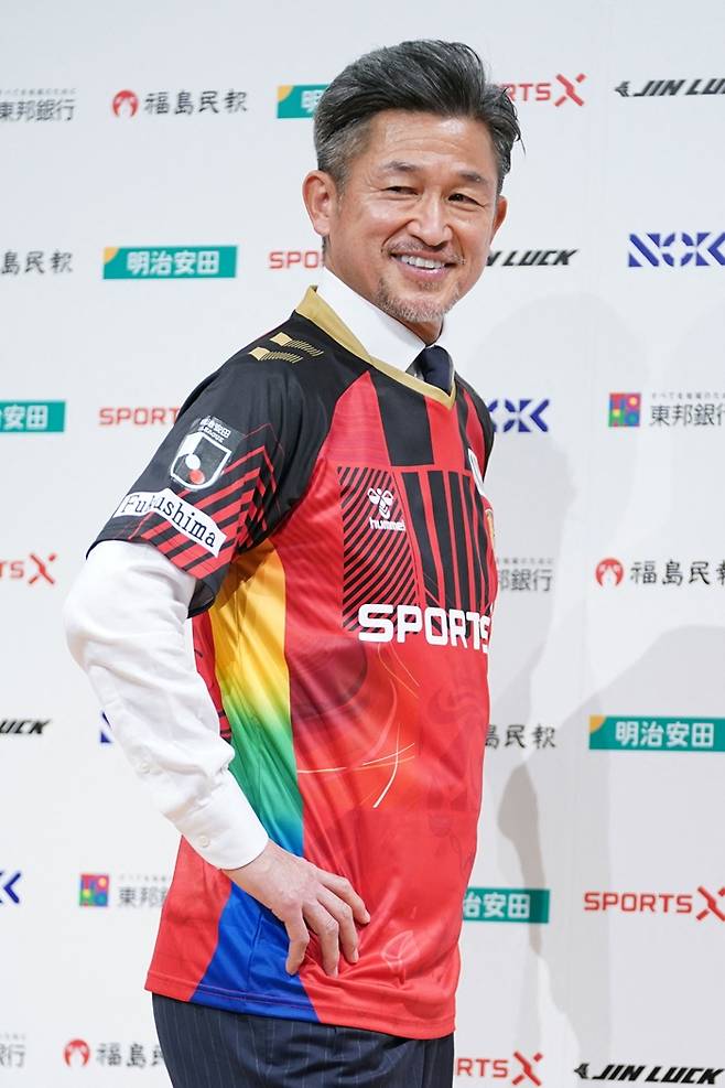▲ 일본 축구 선수 미우라 가즈요시(59세)가 2026년 1월 9일 도쿄에서 열린 J리그 3부 리그 후쿠시마 유나이티드 FC 입단 발표 기자회견에서 후쿠시마 유나이티드 FC 유니폼을 보여주고 있다. ⓒ연합뉴스/AFP
