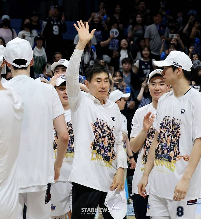 KCC 이상민 감독이 13일 고양체육관에서 열린 LG전자 2025-2026 프로농구 챔피언결정전 고양소노와 부산KCC 5차전에서 승리하며 우승한 후 자축하고 있다 .  2026.05.13. /사진=강영조 cameratalks@
