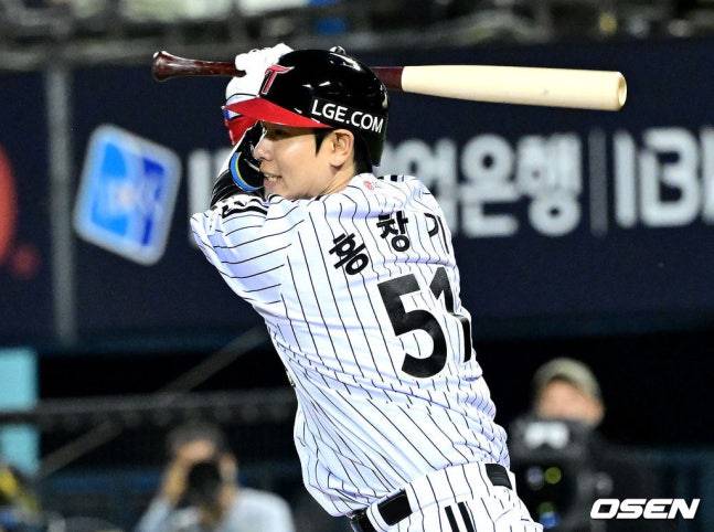 LG 홍창기가 13일 잠실 삼성전에서 안타를 치고 있다.
