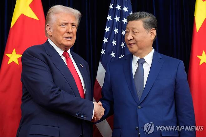 지난해 10월 부산서 만난 트럼프 미국 대통령(왼쪽)과 시진핑 중국 국가주석 [AP=연합뉴스 자료사진. 재판매 및 DB 금지]