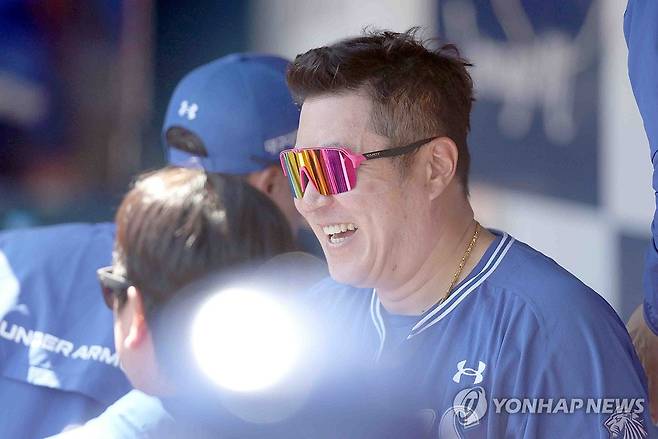 4천500루타 최형우 '활짝' (창원=연합뉴스) 김동민 기자 = 10일 경남 창원NC파크에서 열린 2026 KBO 프로야구 삼성 라이온즈와 NC 다이노스의 경기. 2회 초 2사 주자가 없는 상황 안타로 4천500루타 기록을 달성한 삼성 3번 최형우가 이닝 종료 후 더그아웃에서 활짝 웃고 있다. 2026.5.10 image@yna.co.kr
