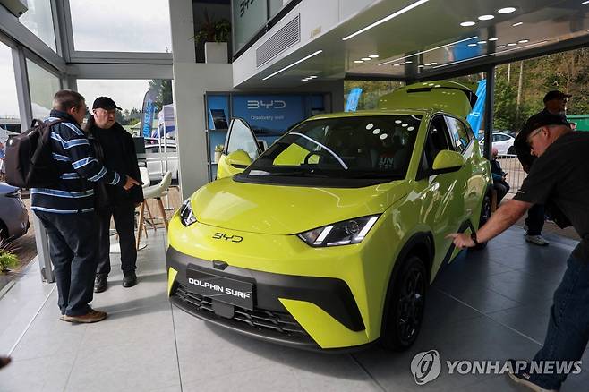 중국 BYD 전기차를 둘러보는 영국 소비자들 [로이터 연합뉴스 자료사진]
