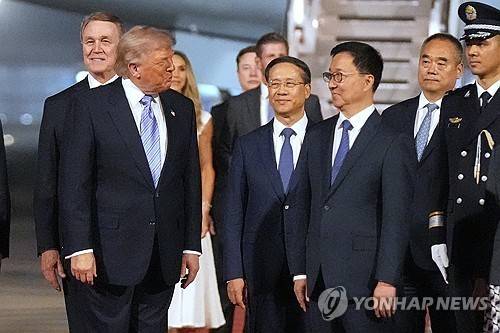 트럼프 대통령과 한정 부주석 (베이징 AP=연합뉴스) 2026년 5월 13일 중국 베이징 서우두 공항에 도착한 도널드 트럼프 미국 대통령이 영접을 나온 한정 중국 국가부주석과 함께 걷고 있다. (AP Photo/Mark Schiefelbein) 2026.5.14.