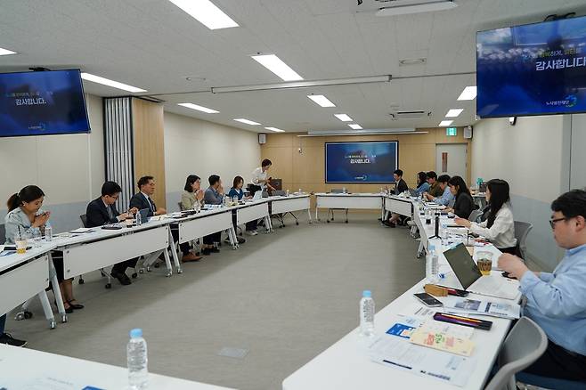 노사발전재단 기자간담회 (서울=연합뉴스) 박종필 노사발전재단 사무총장이 13일 서울 서대문구 노사발전재단 대회의실에서 취임 1주년 기자간담회를 열고 발언하고 있다. 2026.05.14 [노사발전재단 제공. 재판매 및 DB 금지]
