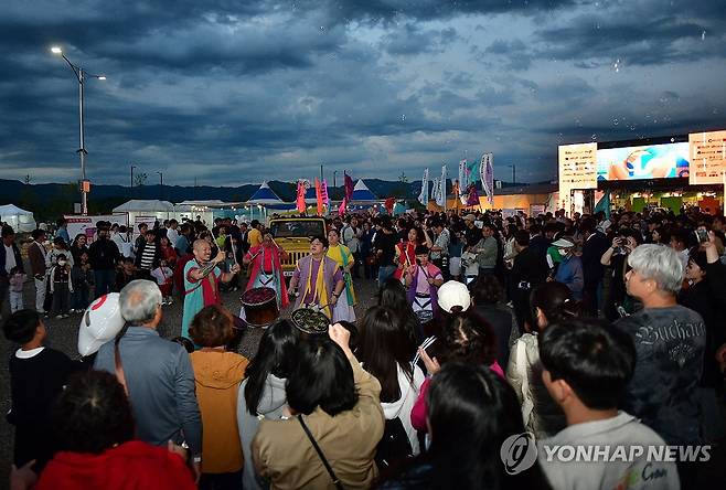 춘천 마임축제 '도깨비난장' [연합뉴스 자료사진]